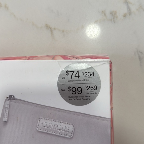 NEW Clinique Ultimate Makeup Set - Picture 3 of 6